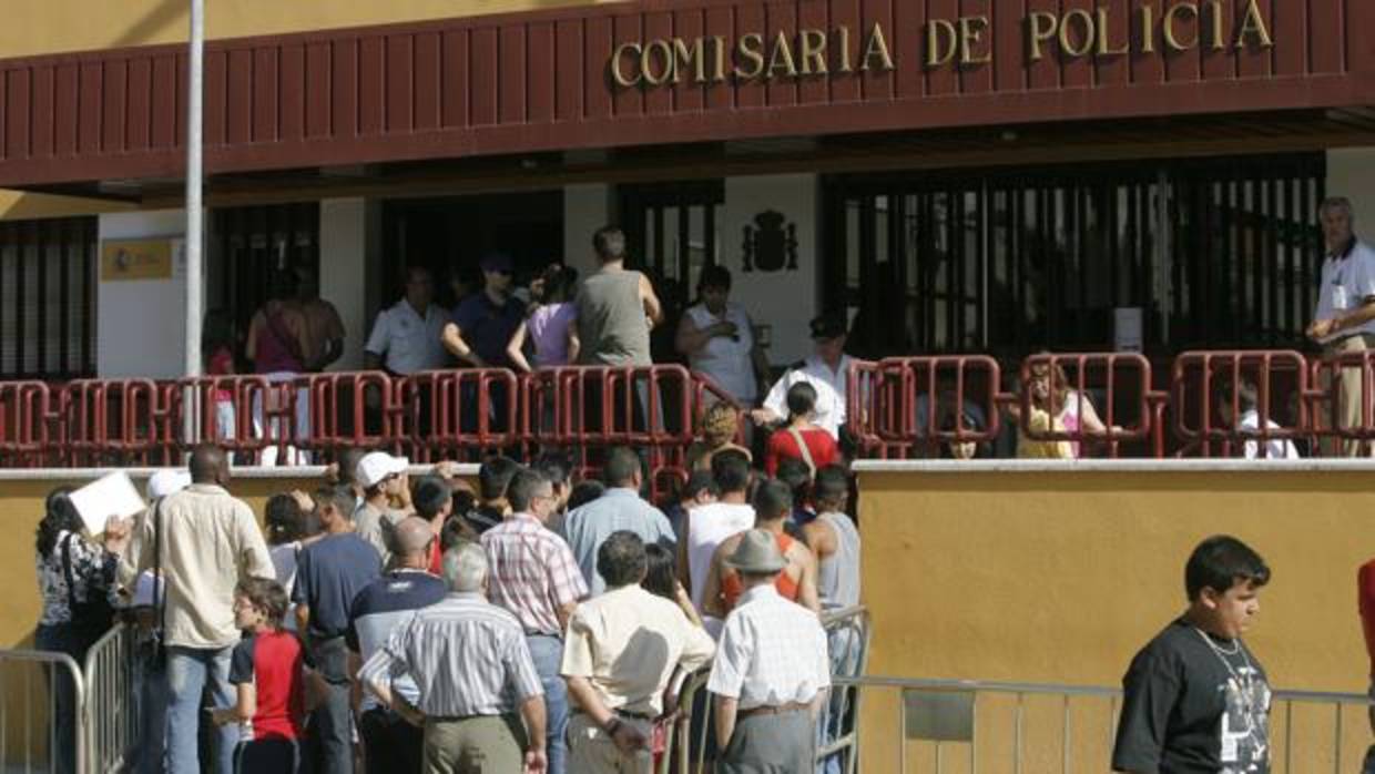 Colas para recoger el DNI en la Comisaría del Parque Figueroa