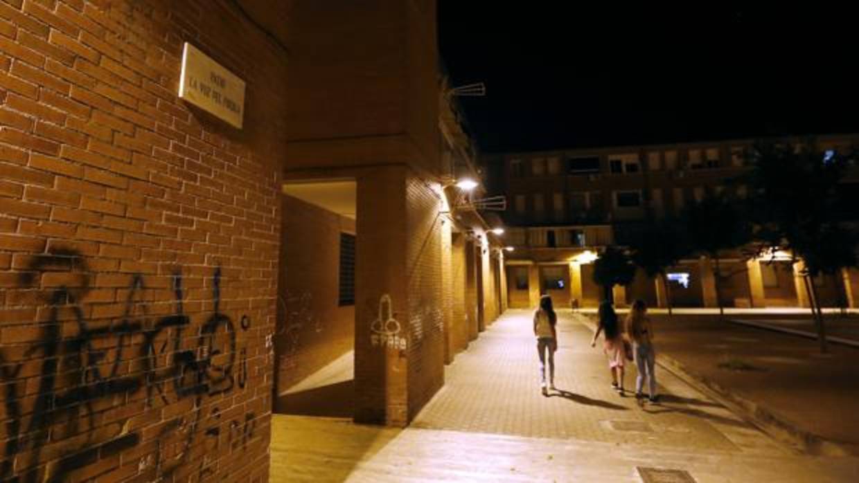 Unas niñas pasean por el Patio La Voz del Pueblo de las Moreras