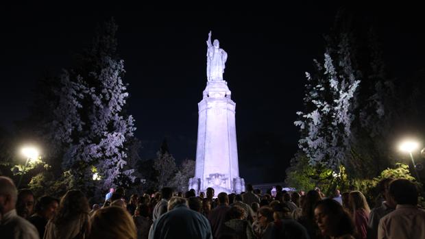 El monumento al Sagrado Corazón de Jesús en las Ermitas, con la nueva iluminación