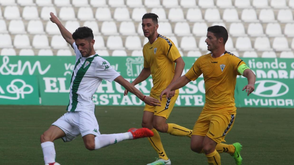 Laro Setién lanza a portería en el partido del Córdoba B de la semana pasada