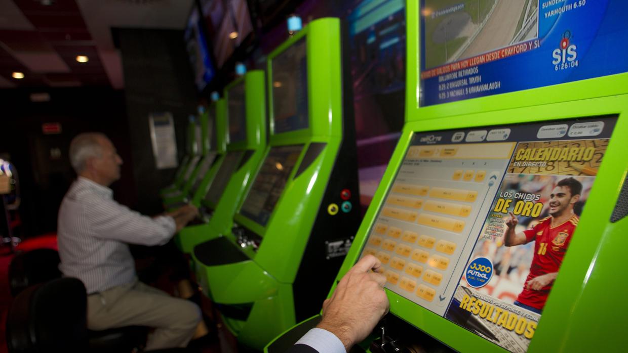 Interiro de un local de apuestas deportivas y de competición