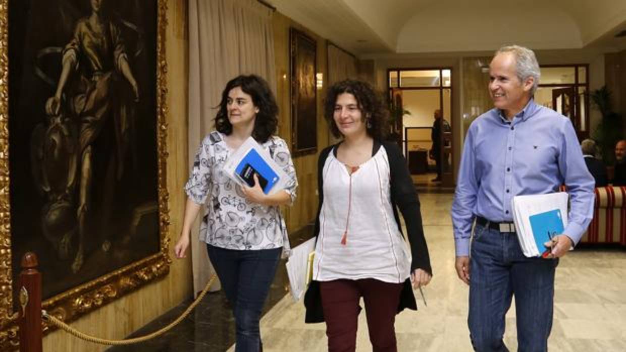 Miembros de Ganemos antes de la celebración de un Pleno