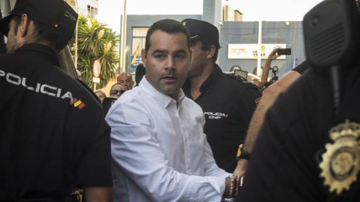 F. J. M., único acusado del doble crimen de Almonte, a su llegada a los juzgados