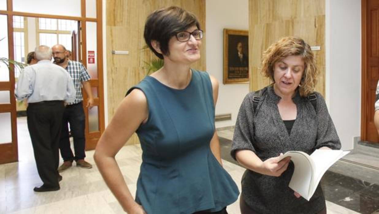 La edil de Infraestructuras, con la de Hacienda antes de un Pleno