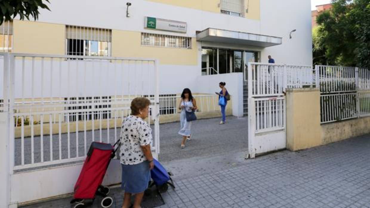 Una mujer mayor en el acceso principal al recinto sanitario
