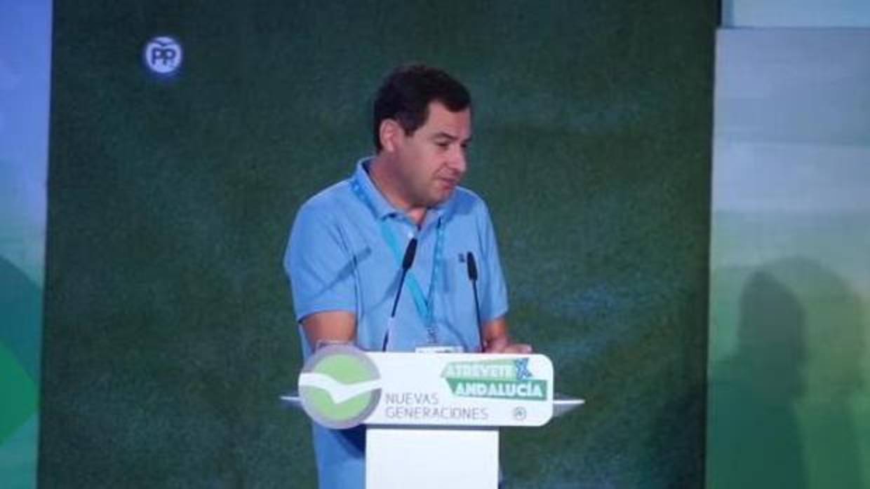 Juanma Moreno bromea con los jóvenes de su partido