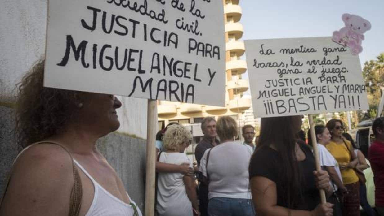 Familiares y amigos de las víctimas ante la Audiencia de Huelva