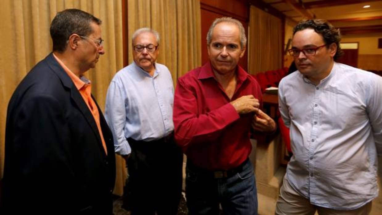 El portavoz de Ganemos, flanqueado por ediles socialitas y el secretario del Pleno en el último Pleno