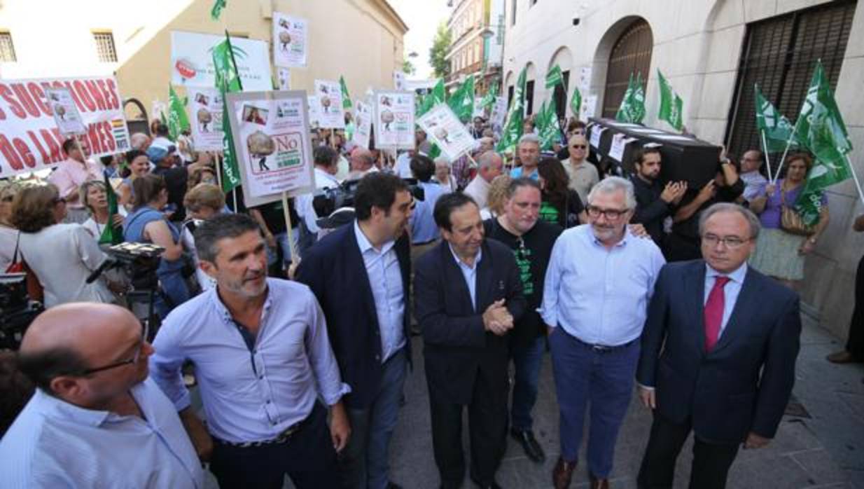 Responsables de Asaja, CECO y Stop Impuesto Sucesiones, en la protesta en Córdoba
