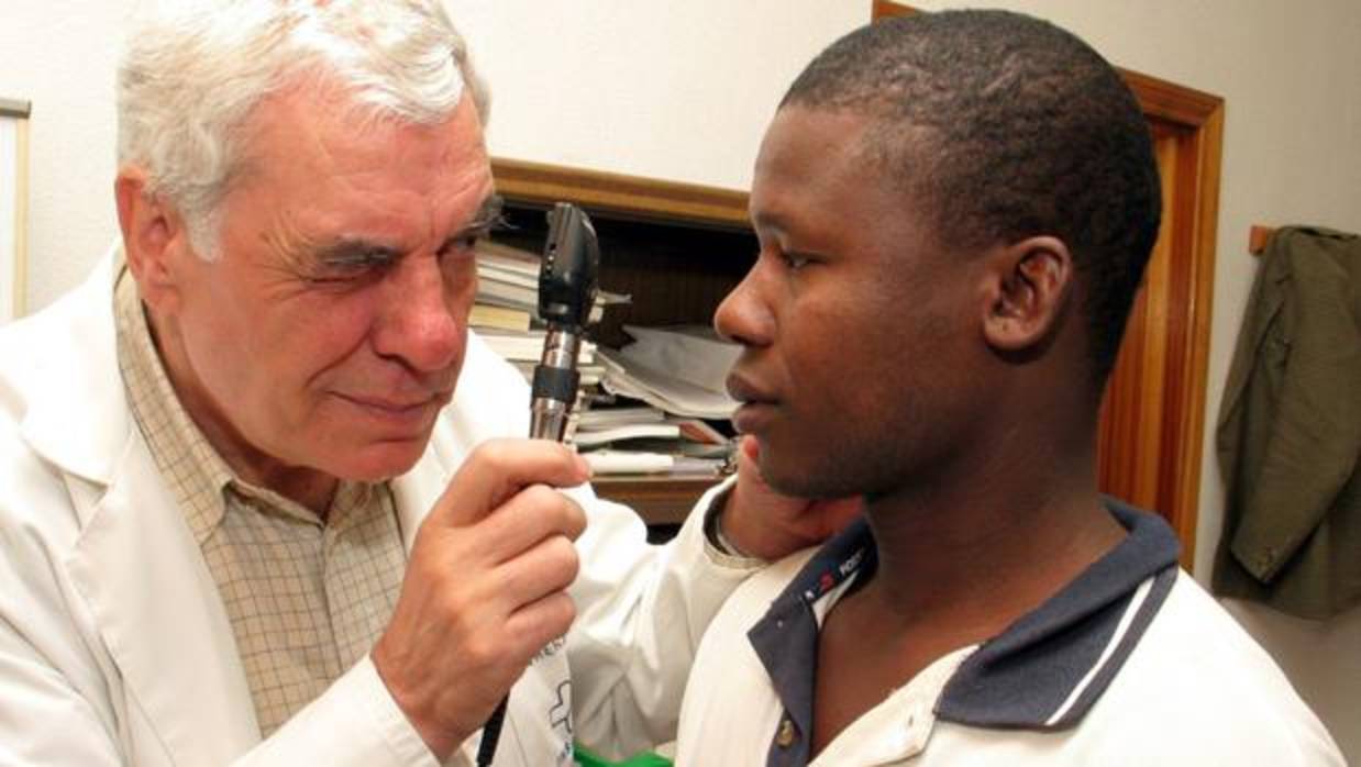 Un médico atiende a un paciente