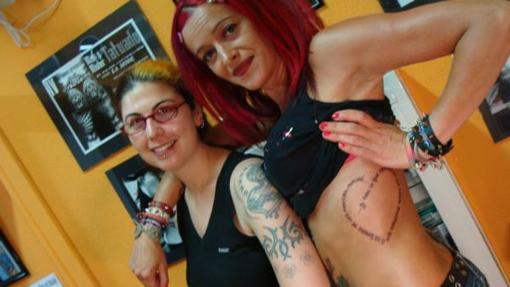 Merche junto a la cantante Raquel Winchester en su estudio