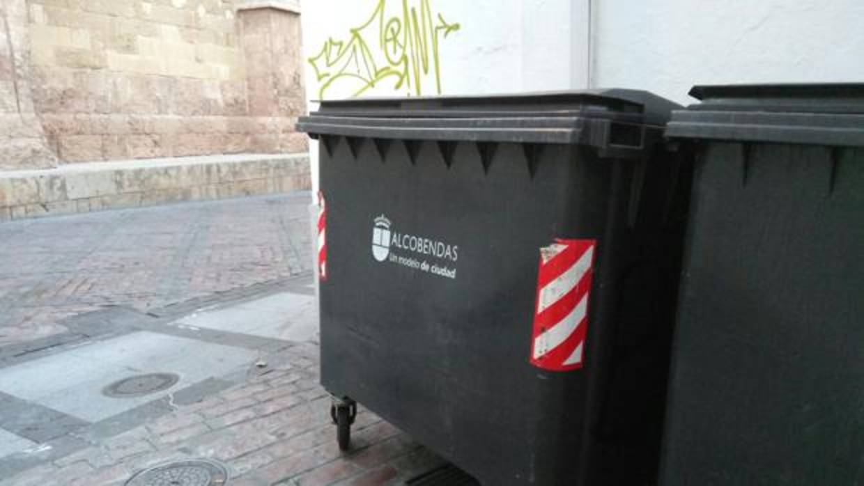 Imagen de los contenedores instalados por Sadeco con el logo de Alcobendas