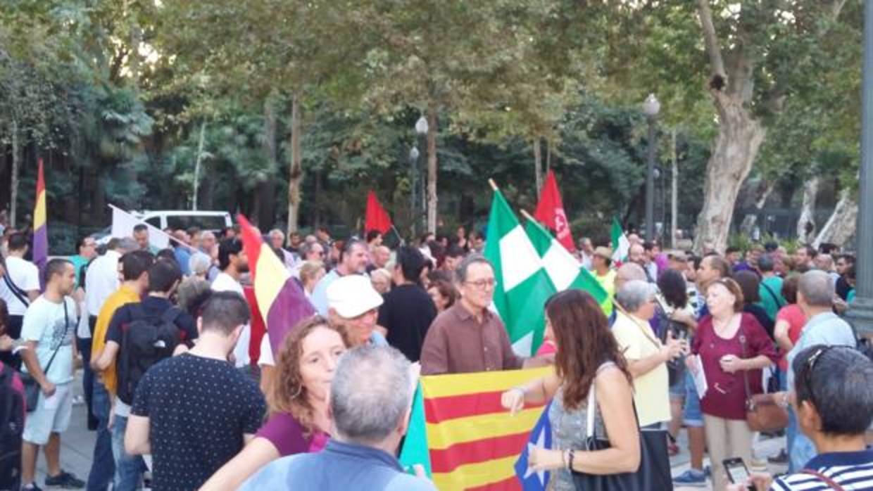 Manifestantes ante la Subdelegación del Gobierno en Sevilla en defensa del referéndum ilegal en Cataluña