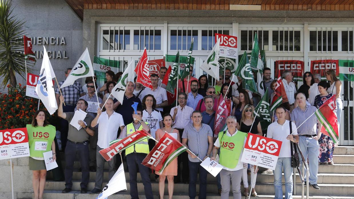 Protesta de funcionarios a las puertas de la Audiencia Provincial de Córdoba por las cláusulas suelo