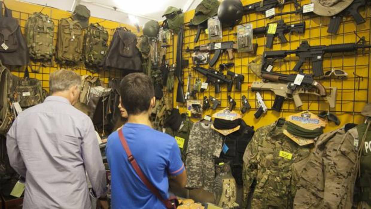 Expositor con trajes de camuflaje y armas en pasadas ediciones de la Feria Intercaza de Córdoba