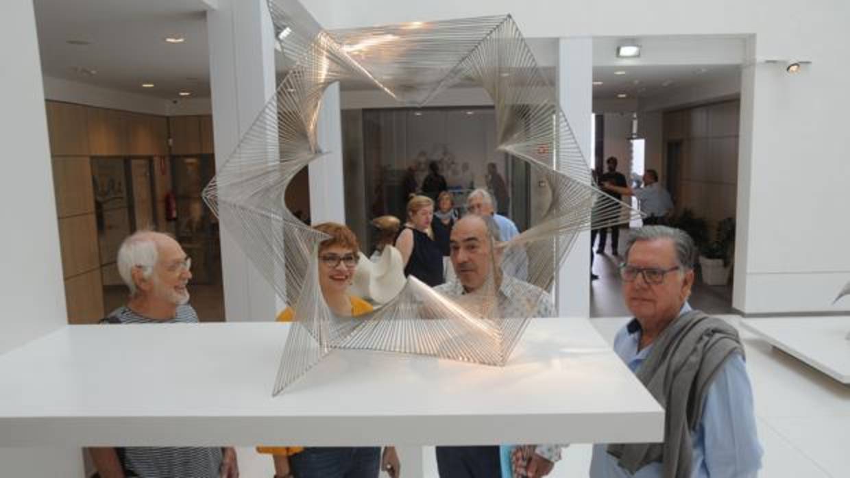 Miembros de Equipo 57, el comisario y la presidenta de la Fundación Botí