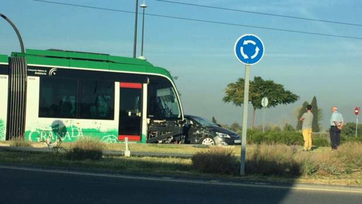 Momento del accidente en el que un vehículo chocó con el metro de Granada