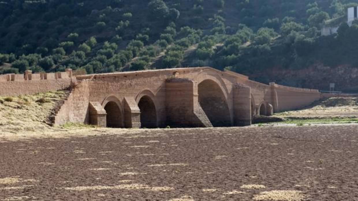 Este puente de Vandelvira en Jaén sólo se puede ver en período de sequías en el embalse del Giribaile