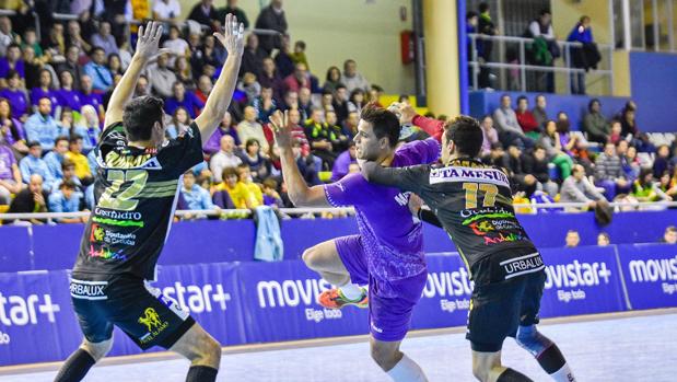 El Ángel Ximénez sigue sin dar con la tecla fuera de casa frente al Quabit Guadalajara (26-24)