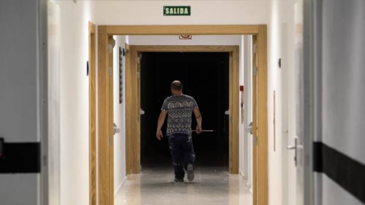 Uno de los trabajadores que están realizando la mudanza de la Ciudad de la Justicia de Córdoba