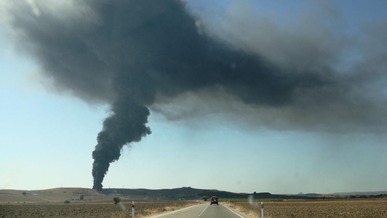 Imagen de la intensa columna de humo que se percibe desde la carretera