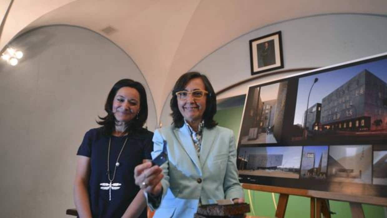 Rafaela Crespín junto a la consejera Rosa Aguilar