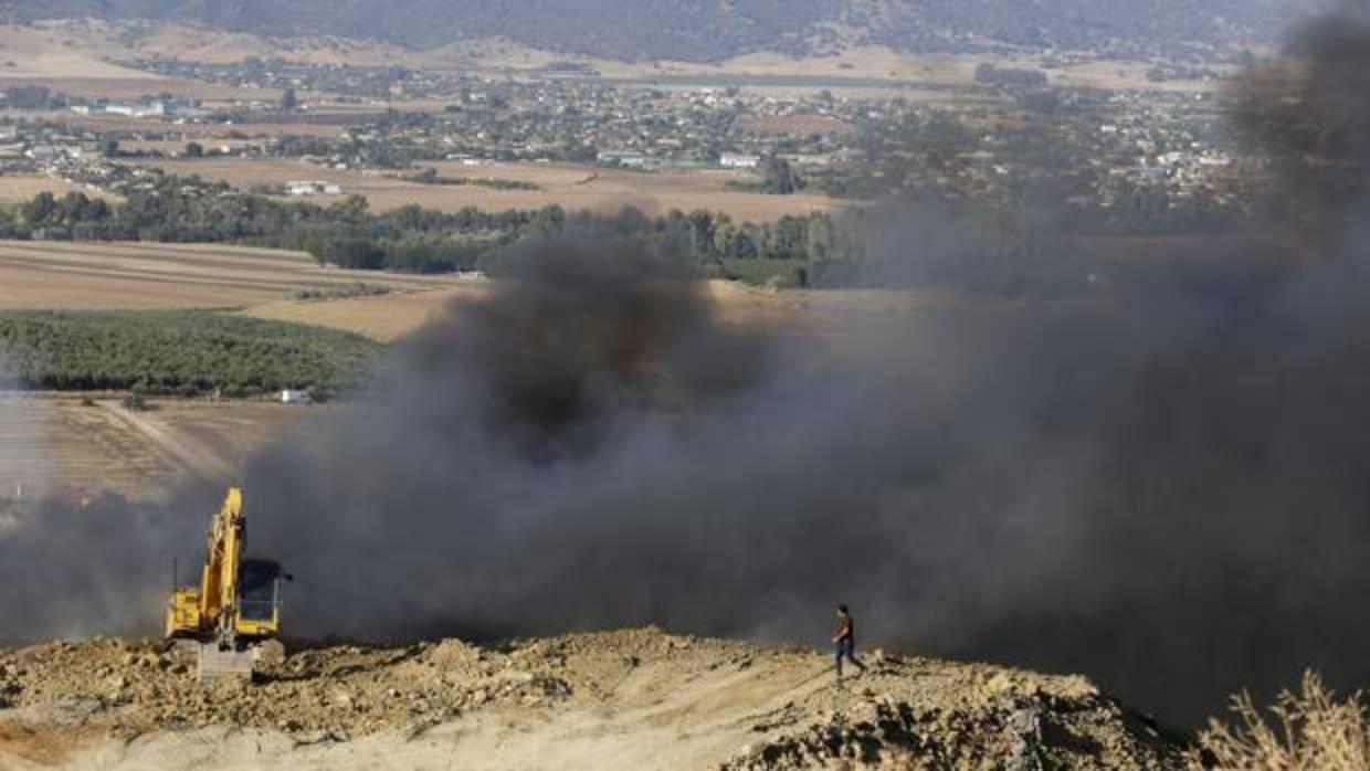 Maquinaria trabaja en el incendio