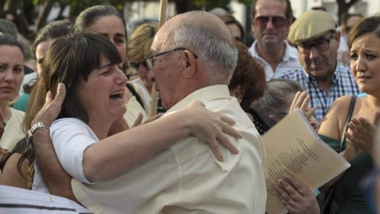 Marianela, madre y esposa de las víctimas, se abraza al abuelo de Marta del Castillo