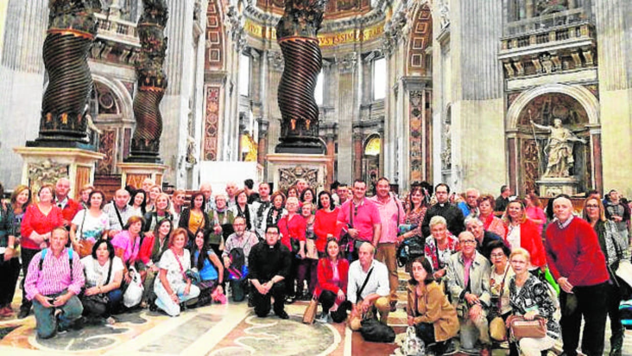 Vecinos de Aguilar durante su visita a la basílica de San Pedro