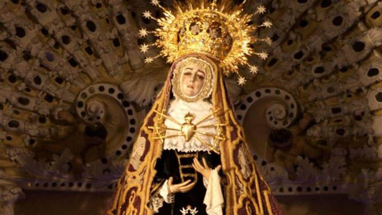 La Virgen de los Dolores, con el manto de los bolillos