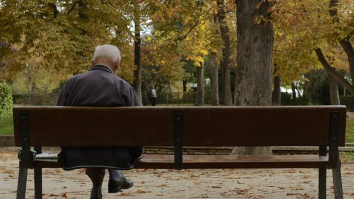 Un anciano pasa el tiempo descansando en un parque