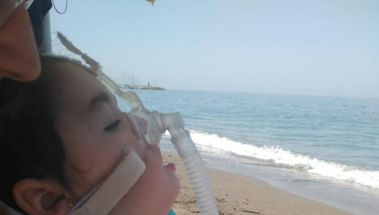 La niña de tres años necesita una máquina de aire las 24 horas del día