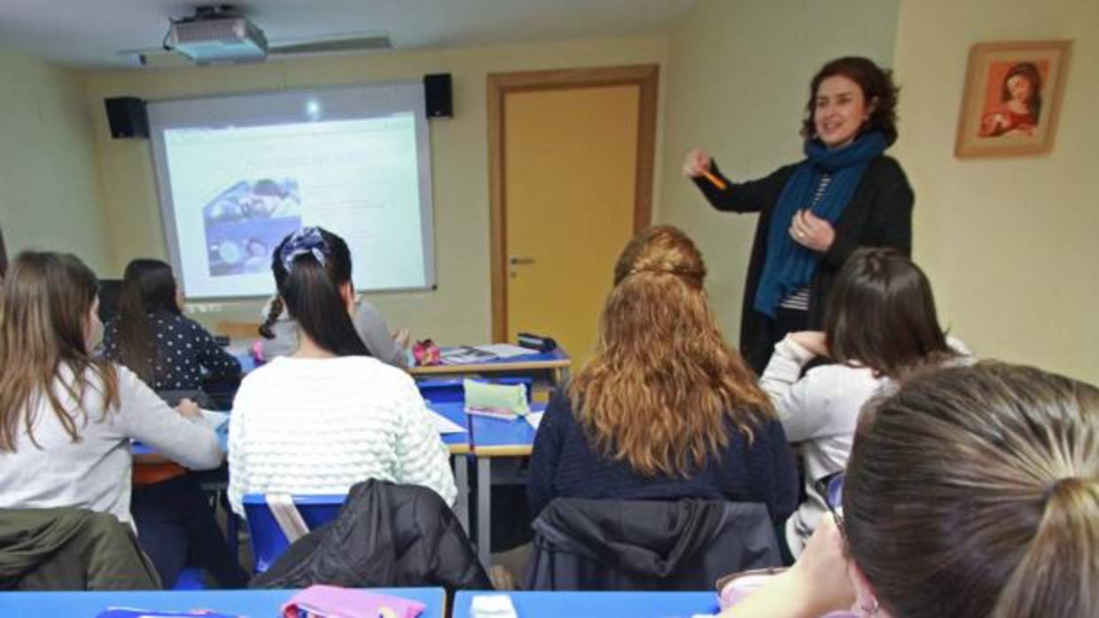Una profesora dando clase en un colegio concertado de Sevilla