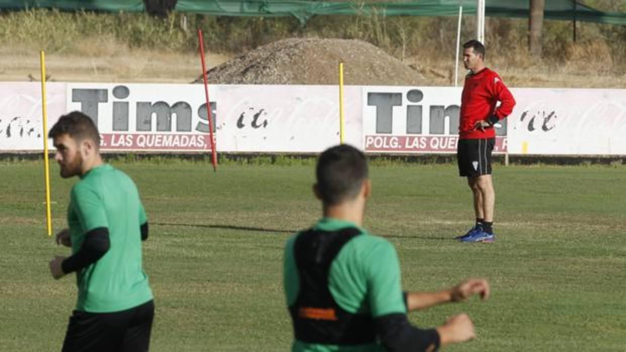 Juan Merino observa el entrenamiento de sus nuevos jugadores en la Ciudad Deportiva