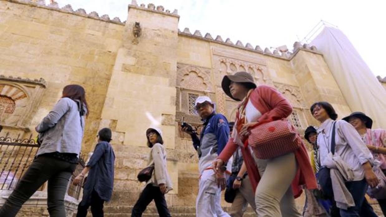 Un grupo de turistas japoneses junto a la Mezquita-Catedral de Córdoba