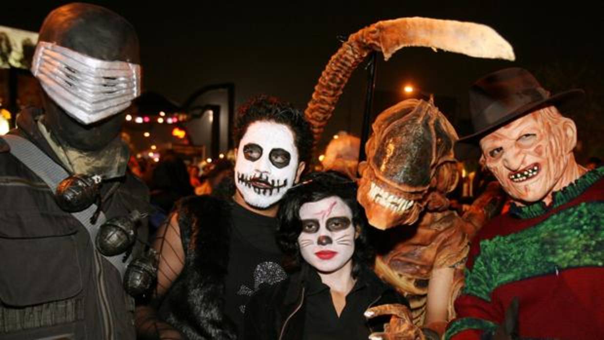 Un grupo de jóvenes disfrazados para celebrar Halloween