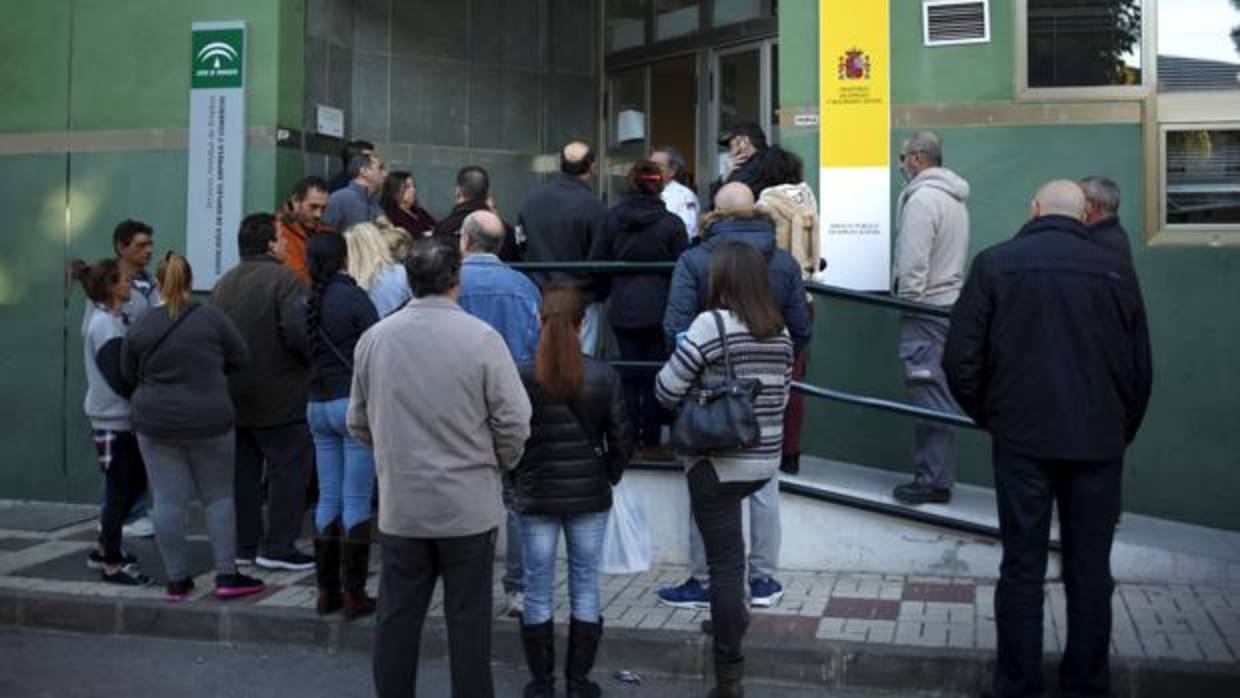 Personas esperando en una oficina de empleo en Andalucía