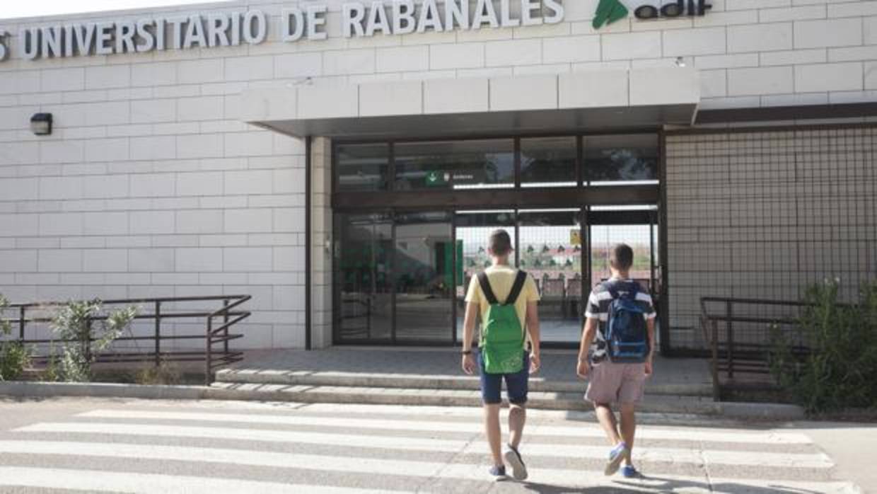Apaeadero del tren en el campus de Rabanales