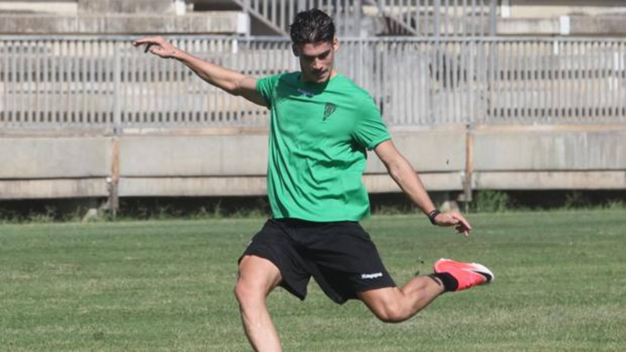 Javi Noblejas dispara a portería en la Ciudad Deportiva