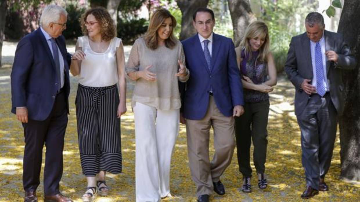 Susana Díaz y Manuel Jiménez Barrios, con los responsables sindicatos y la patronal
