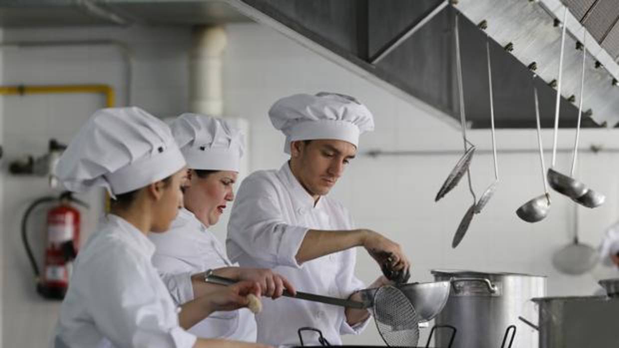 Unos jóvenes reciben un curso de formación en cocina