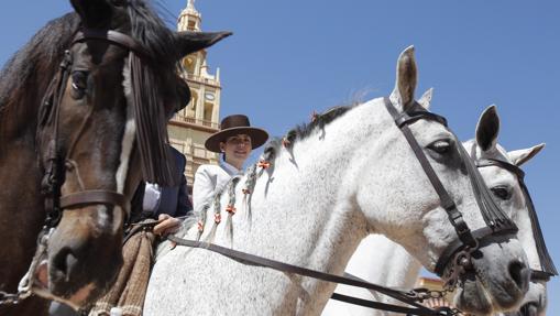 Tres caballos ante la portada de la Feria
