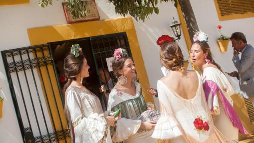 Jóvenes ante una caseta en día de cierre