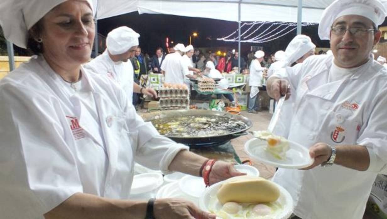 Dos cocineros en la Gran Huevada de Villafranca de Córdoba