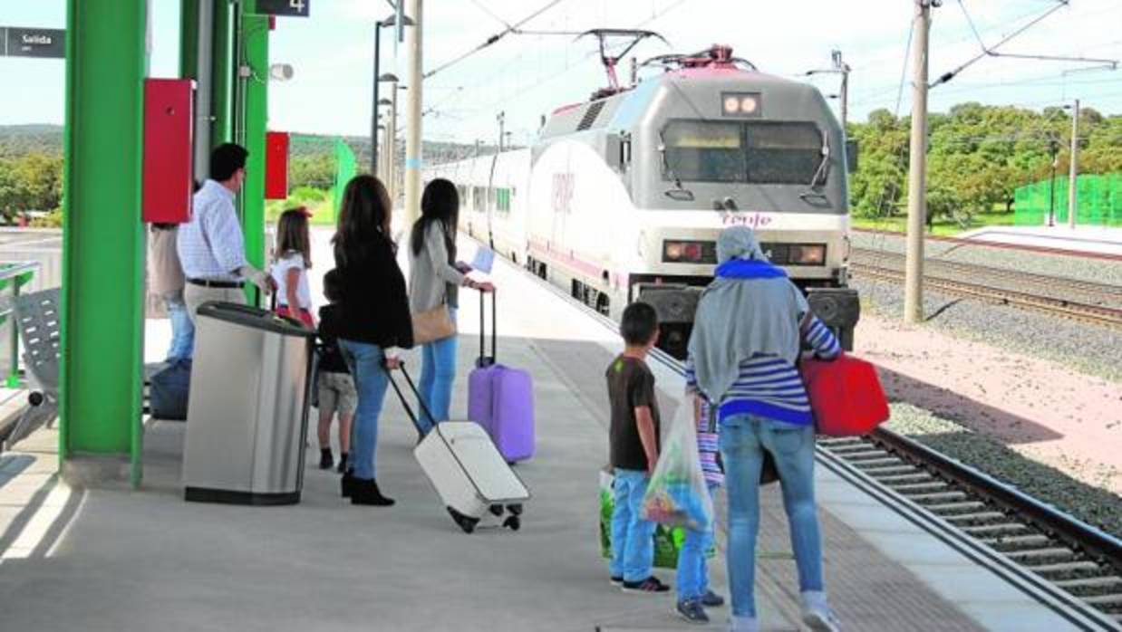 Pasajeros en la parada del tren de Villanueva de Córdoba