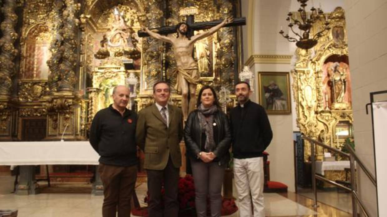 El restaurador, junto a responsables de la cofradía y al párroco