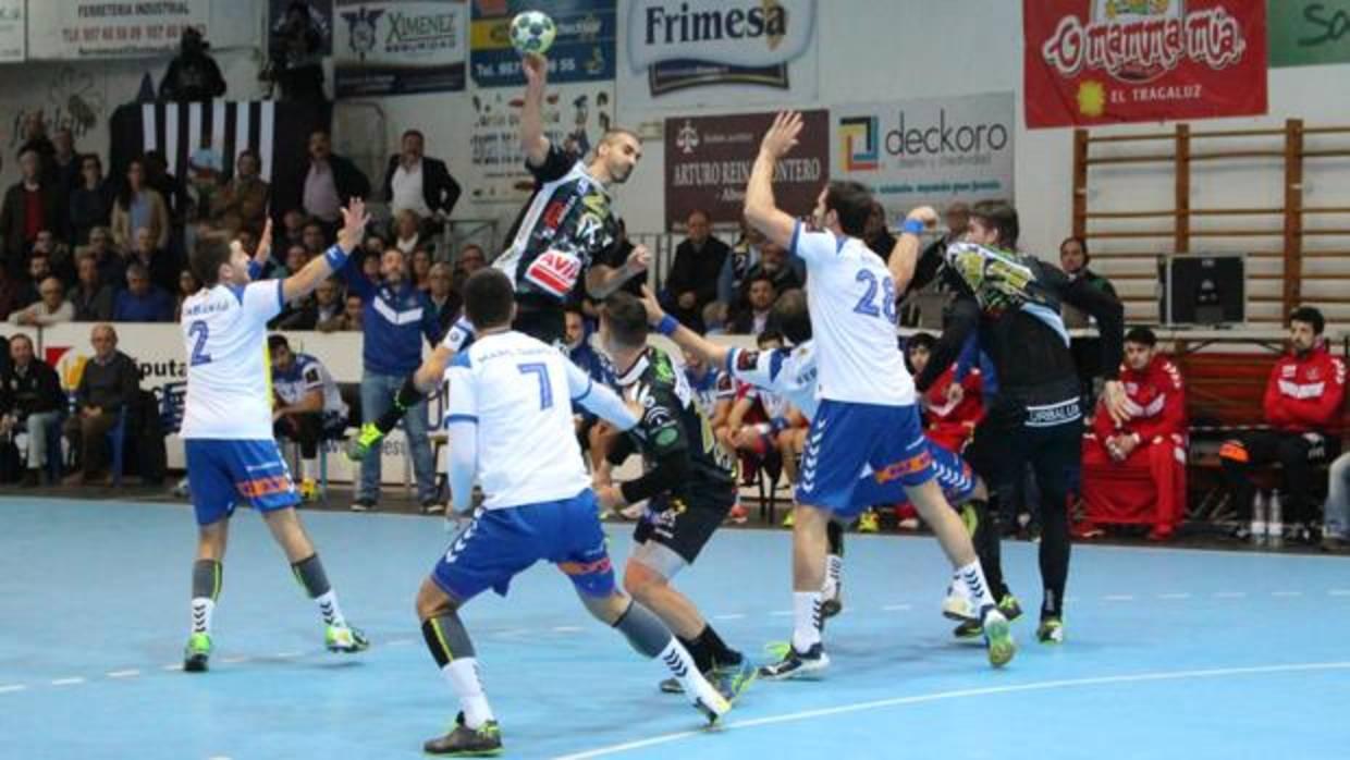 Chispi realiza un lanzamiento a portería, este miércoles, ante el Granollers