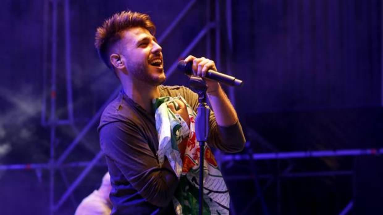 Antonio José durante un concierto en la Axerquía