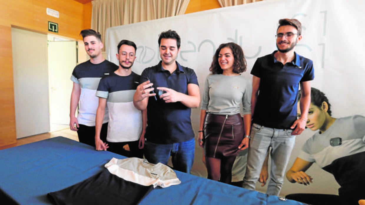 Equipo de Wendu, la camiseta hecha en Córdoba que enfría y calienta desde el móvil
