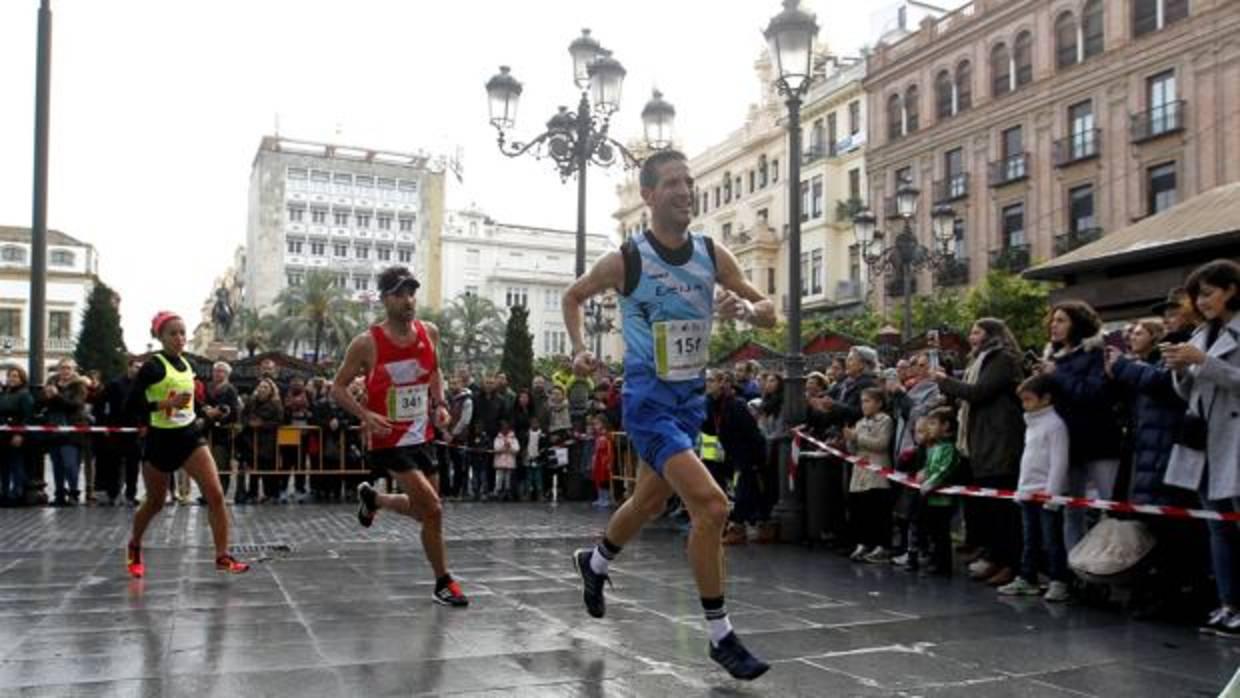 Corredores de la Media de Córdoba al paso por Las Tendillas